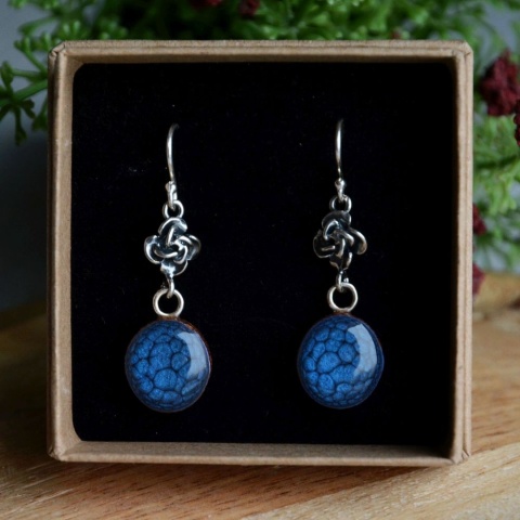 Kolczyki wiszące z różą i granatowym oczkiem