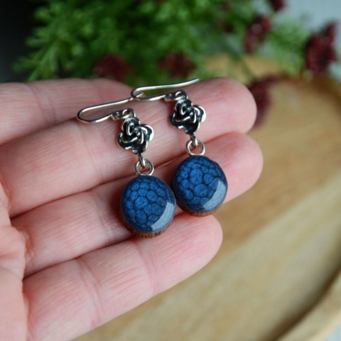 Kolczyki ze srebrną różą