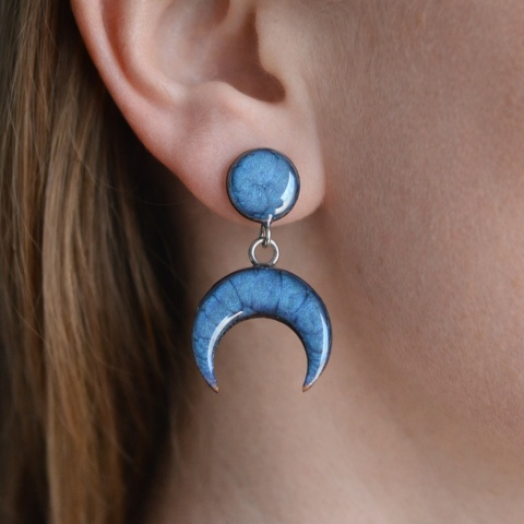 Granatowe kolczyki na sztyfcie z księżycem