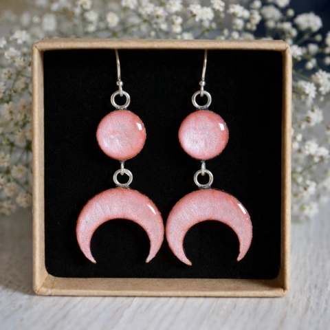 Różowe kolczyki wiszące z księżycem