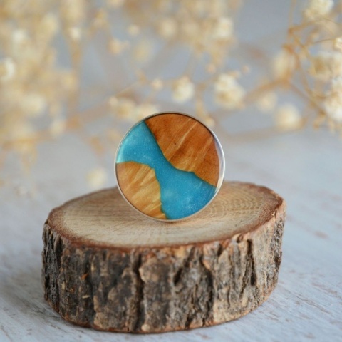 Pierścionek z dużym oczkiem i regulowaną obrączką