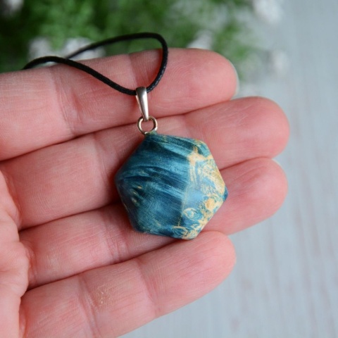 Geometryczny wisior z drewna