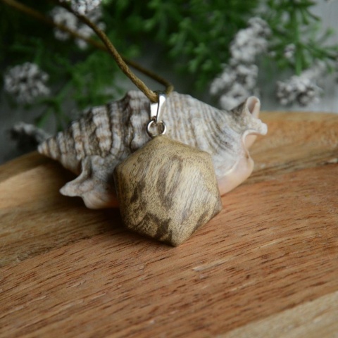 Brązowy wisor z drewna