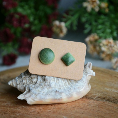 Zielone kolczyki sztyfty nie do pary