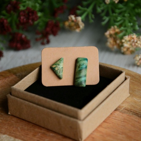 Zielone kolczyki sztyfty nie do pary