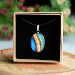 Niebieski owalny wisior z drewna i żywicy