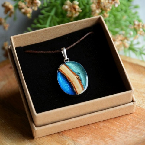 Owalny wisior w odcieniach niebieskiego